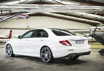 Met de vernieuwing van zijn reisberline wilde Mercedes een statement maken: de “intelligentste auto” van het moment moest er op alle vlakken bovenuit steken. Wij testen hem hier als 220 d, met de nieuwe tweeliter-dieselmotor.