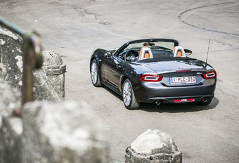 Bijna een jaar na het origineel zag de Italiaanse halfbroer het licht. De 124 Spider is immers niet meer of niet minder dan een Mazda MX-5 in een Italiaans kleedje en met een Fiat-hart. Zoek de verschillen…