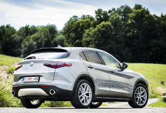De Stelvio is – de Matta uit de jaren vijftig buiten beschouwing gelaten – Alfa Romeo’s eerste uitstap in de 4x4- en SUV-wereld. Met de 2.0-turbobenzine met 280 pk ambieert hij de kroon van snelste in zijn segment.