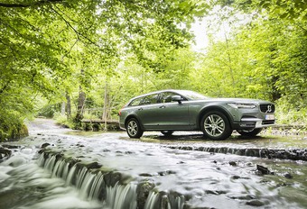 Hoewel de SUV de wind in de zeilen heeft, blijft er toch ook een markt bestaan voor de grote break die hoger op zijn poten staat. De V90 Cross Country dicht zo de kloof tussen de V90 en de XC90.