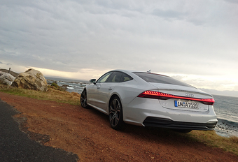 La nouvelle Audi A7 Sportback en met plein la vue avec son jeu de lumière et son instrumentation tactile. Un feu d’artifices de nouvelles technologies qui ne se cantonne pas qu'aux apparats.