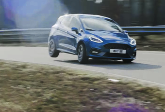 Binnenkort mogen we de nieuwe Ford Fiesta ST zelf testrijden, momenteel is het nog aan WRC-pilote Louise Cook om het hot-hatchbommetje over de Lommel Proving Ground te jagen. En dat levert een fijn filmpje op.