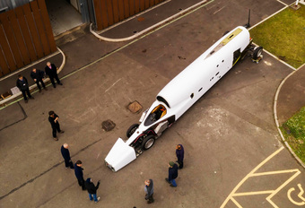Het Bloodhound-project heeft een nieuw hoofdkwartier, een nieuwe geldschieter en een nieuwe kleurenstelling. Maar het doel blijft hetzelfde: het intussen 22-jarige snelheidsrecord aan diggelen rijden.