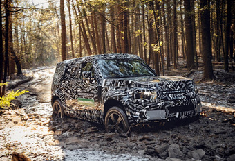 Dit jaar krijgt de Land Rover zijn langverwachte opvolger. In afwachting houdt de Britse terreinspecialist ons zoek met beeldmateriaal van het gecamoufleerde ontwikkelingsprototype.