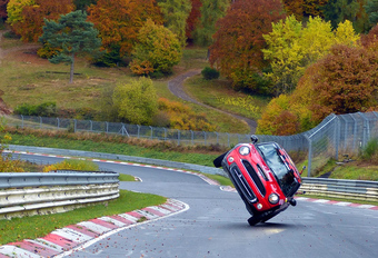 De Chinese stuntrijder Han Yue heeft 45 minuten nodig gehad om de legendarische Nordschleife van de Nürburgring te ronden. Hij deed dat in een Mini Cooper S én op slechts 2 wielen!
