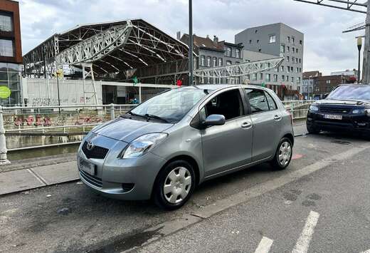 Toyota Yaris 1.3i VVT-i 16v  AUTOMATIQUE