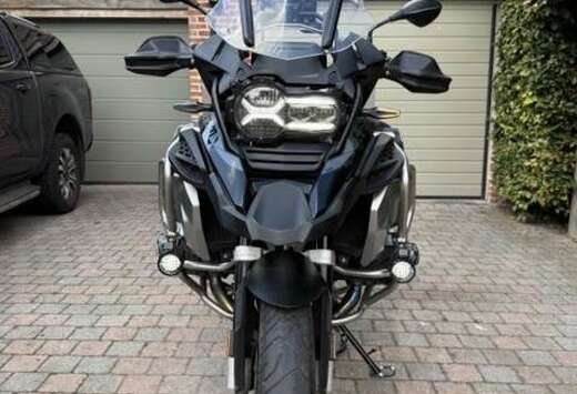 BMW Adventure triple black