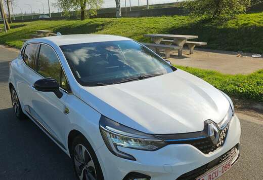 Renault Hybrid 1.6i E-TECH First