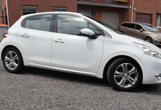 Peugeot 208 1.2i Allure
