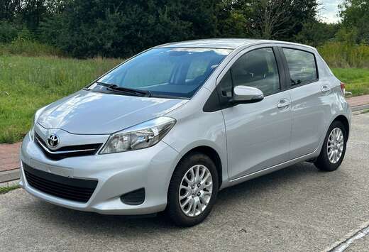 Toyota Yaris 1.3i Essence Clim Camera Jantes 1ere mai ...