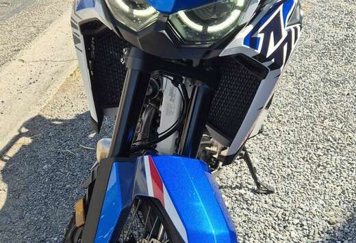 Honda Africa Twin, Shifter et top case. État neuf!
