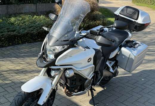 Honda De enige die volledig in het wit is, ook het vo ...