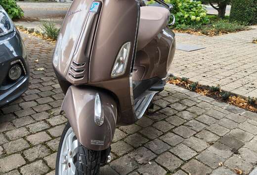 Vespa Primavera 50cc 4T4V helm inclusief