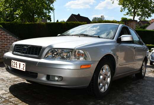 Volvo 2.0i 16v Luxury AC 20000km LIKE NEW NEW