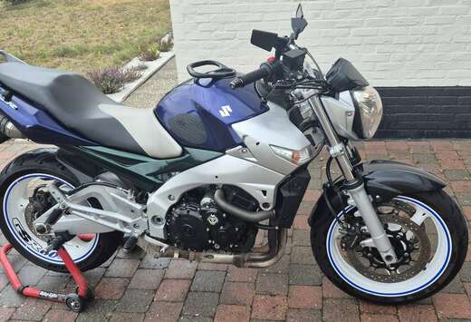Suzuki A2 op papier. Staat op vol vermogen.