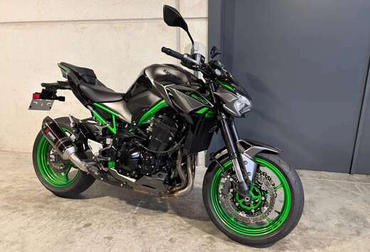 met Akrapovic uitlaat in nieuwstaat