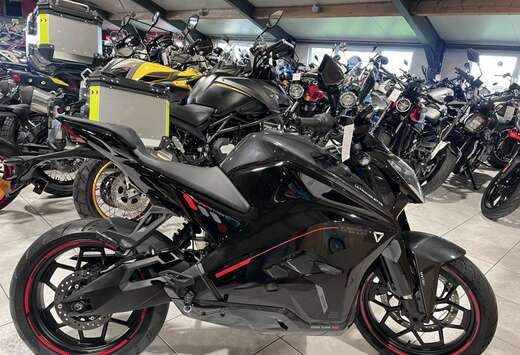 Andere  Ultraviolette F77 SuperStreet Cosmic Black