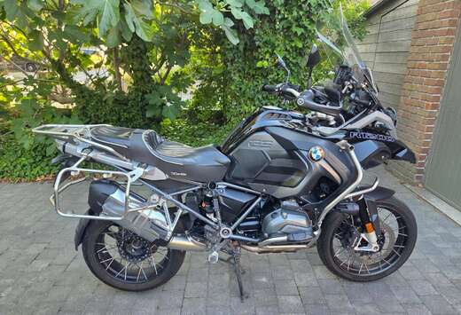 BMW Triple Black