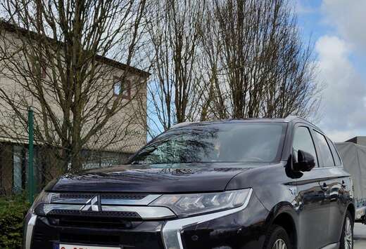 Mitsubishi 2.4 4WD Plug-In Hybrid Top