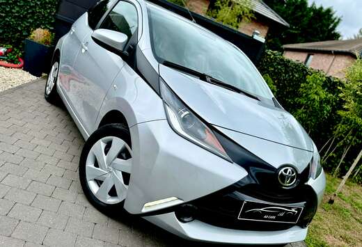 Toyota 1.0i *  5.000  KM  * VÉHICULE NEUF * FULL GPS ...