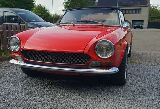 Oldtimer fiat 124 spider