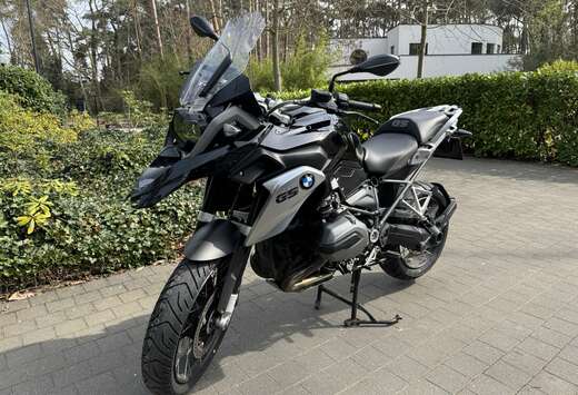 BMW Triple black