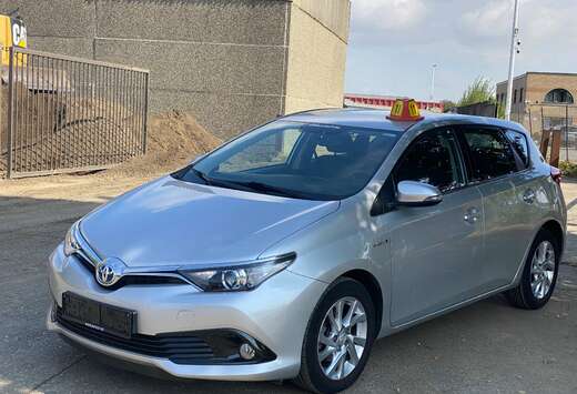 Toyota Auris HEV 1.8i HSD Dynamic E-CVT