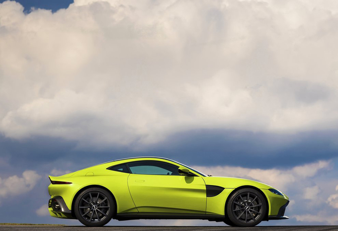 Fotos Aston Martin V8 Vantage Tussen Db11 En Vulcan