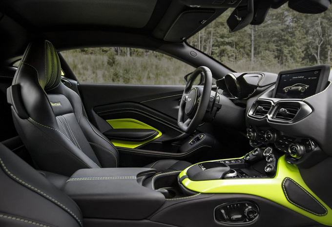 Fotos Aston Martin V8 Vantage Tussen Db11 En Vulcan