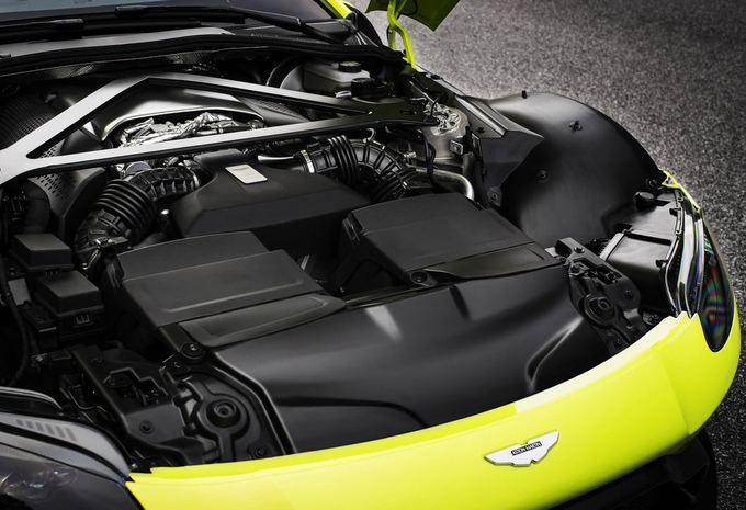 Fotos Aston Martin V8 Vantage Tussen Db11 En Vulcan